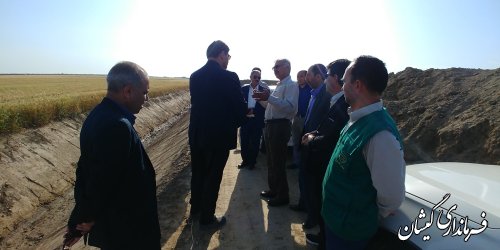 بازدید فرماندار گمیشان از پروژه اجرای زهکشی و انتقال آب با لوله زمین های کشاورزی
