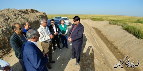 بازدید فرماندار گمیشان از پروژه اجرای زهکشی و انتقال آب با لوله زمین های کشاورزی