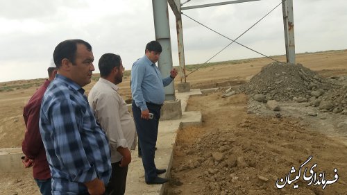 بازدید فرماندار گمیشان از عملیات تکمیل سالن ورزشی روستای قلعه جیق بزرگ