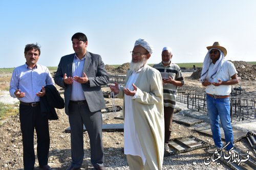 فرماندارو امام جمعه گمیشان از پروژه های عمرانی و اقتصادی در حال اجرا بازدید کردند