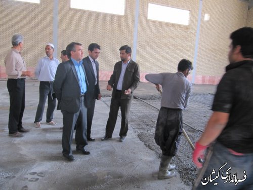بازدید فرماندار از پروژه سالن ورزشی روستای چارقلی