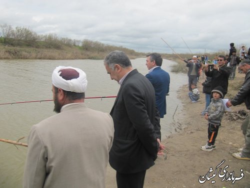 حضور فرماندار در مراسم جشن ماهیگیری با قلاب در دهانه گرگانرود روستای چارقلی شهرستان گمیشان