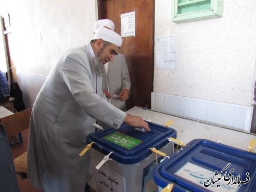 امام جمعه سیمین شهر و بخشدار گلدشت رای خود را به صندوق انداختند