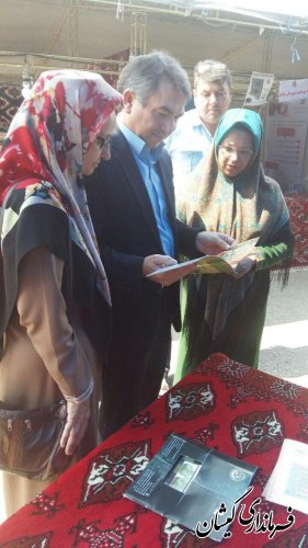 بازدید فرماندار گمیشان از نمایشگاه فرش دستباف و صنایع دستی ترکمن