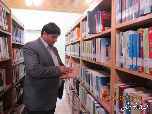 بازدید فرماندار گمیشان از نمایشگاه کتاب هفته دولت