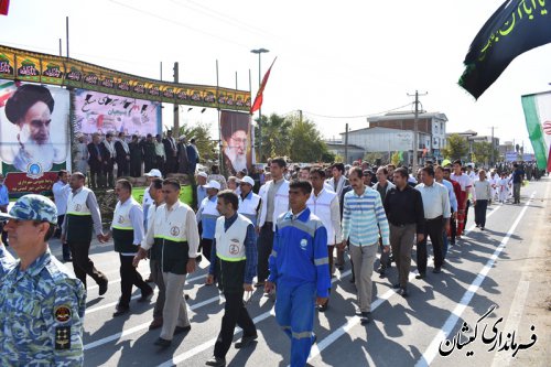 اولین رژه نیروهای مسلح و بسیجیان در شهرستان گمیشان برگزار شد