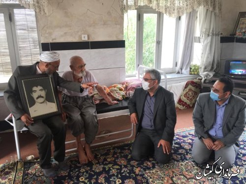 دیدار فرماندار گمیشان با خانواده شهید در روستای قرمسه