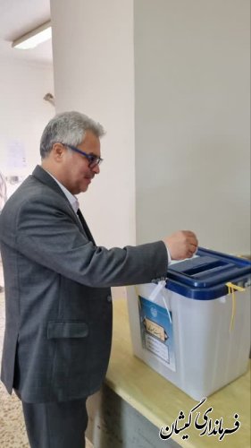 حضور فرماندار گمیشان در پای صندوق رای انتخابات ریاست جمهوری